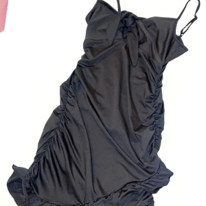 Svart klänning  - Snygg klänning som aldrig har kommit till användning 