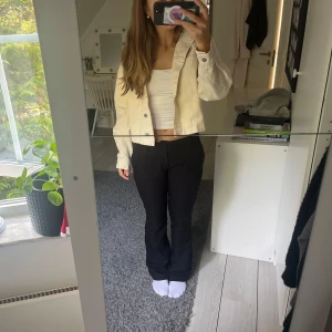 Jeansjacka - Jeansjacka från zara helt ny och oanvänd med prislapp kvar. Hör av er vid frågor🫶🏻🫶🏻