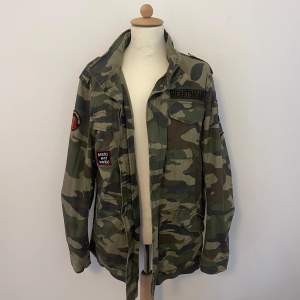 Super snygg Field jacket från Pull & Bear, liknar Ralph laurens Field jackets.  