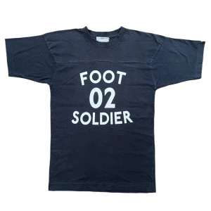 Bape T-shirt  - Bape footsoilder T-shirt, bra skick, designad som en amerikansk footbolls 👕. Väldigt sällsynt från 2004. Storlek M, bredd 49 längd 71.  Skriv vid frågor :)