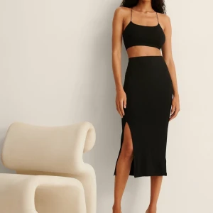 Ribbat set  - Fint set med kjol och topp, från NA-KD köptes för 428kr. Strl M i båda delar. 