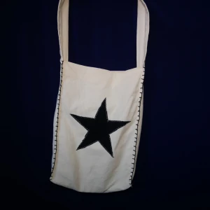 Handsydd axelväska "Köpa mjölk" - Blandade material 100% återbruk Storlek: ca 30x20cm Band: ca 54cm Dragkedja: Nej Effekt: Man kan lägga mjölk i  FÄRG: off white/ gulvit