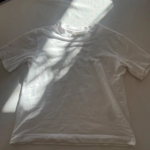 Vit basic T-shirt - Vit snygg basic T-shirt från Gina💕💕🤩