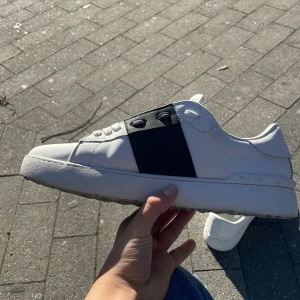 Valentino opens - Ett par valentinos som är i ett riktigt bra skick och är i storlek 42 och är ett par svarta sneakers kom privat för frågor ny pris 6800
