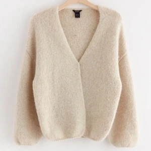 Stickad kofta - Säljer denna super fina kofta från Lindex! Använd i sparsamt skick 💗💗