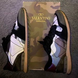 Valentino Rockrunners - Säljer ett par riktigt feta och unika rockrunners. Dem har en liten defekt på ena sidan och lite halvt slitna därför säljs dem billigt, men annars helt felfria. Box och dustbags följer självklart med. Storlek 42. 
