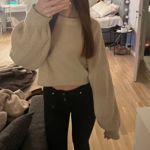 Beige stickad tröja - Säljer nu en beige stickad tröja med volang i ärmarna från H&M. Tröjan är i använt skick och är något nopprig men inget man tänker på. Skriv vid frågor eller intresse!🤍