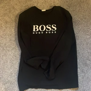 Hugo boss lånhgarmad - Hugo boss långarmad tröja. Passar mellan s och xs. 