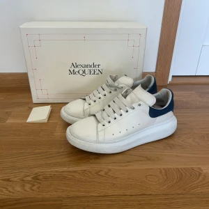 Alexander Mqueen Skor - Säljer dessa snygga Alexander mqueen skor i storlek 42 box och tag tillkommer. Priset är inte hugget i sten.