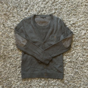 Kofta herr  - Säljer denna sjukt snygga koftan ifrån märket Drykorn🙌🏼 väldigt bra skick och skön nu till vintern🤩 nypris ligger runt 1500+ Mitt pris 500. Strl M (passar s)🔝 hör av vid några funderingar! 