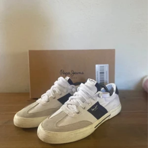 Pepe jeans skor - Pepe jeans sneakers i storlek 43 de är nästan i helt ny skick och knappt använda dem är renare  är vad dem är på bilderna eftersom de är helt nytvättad. Skriv för funderingar eller frågor. BYTEN FUNKAR OCH PRIS GÅR ATT DISKUTERA 