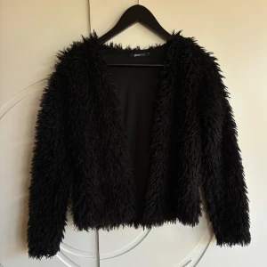 Fluffig kofta - Svart fluffig kofta från Ginatricot i storlek XS