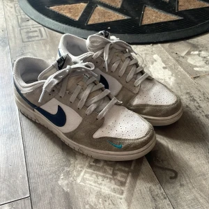 Nike Dunk Low mini swoosh - Storlek 43, 6/10 skick. Nypris 1400kr 