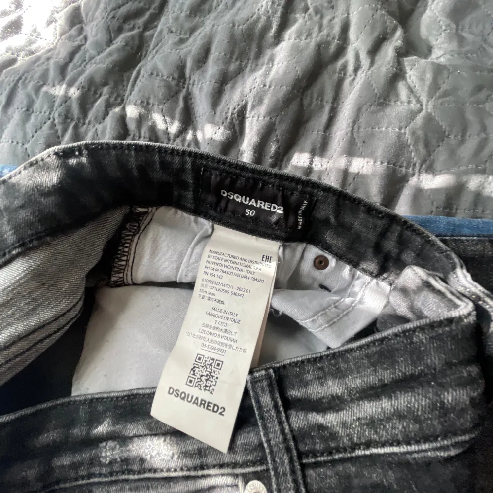 AA Dsquared2 Jeans, 9/10 skick, knappast använda. Passar folk mellan 170-183 cm i längden och midjan 28-29 —> 30-32 enligt personliga upplevelser!  AA storlekar, så inte helt korrekta med storlekarna, men därför har ni mig till er tjänst!. Jeans & Byxor.