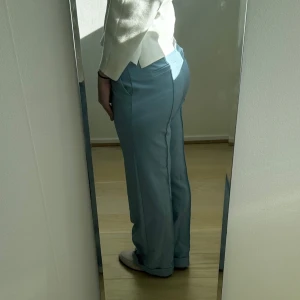 Ljusblå kostymbyxor 😇 - Jätte fina konstymbyxor från Nakd, Hanna Schönbergs kollektion!😇 Använda fåtal gånger och i jätte fint skick!🤩