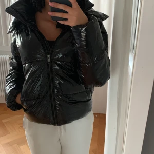 Nelly vinterjacka  - Jackan är använd få tal gånger, är i bra skick inga hål den är som ny. Säljer pågrund av att jag inte använder den längre. Jackan är i storlek XXS och den är köp för 800kr.