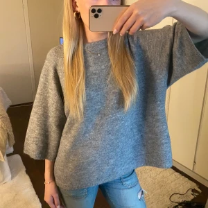 Grå trekvartsärmad stickad - Super fin tröja som ej kommit till andvändning, andvänd Max 2 gånger!! Nyskick 😇💞