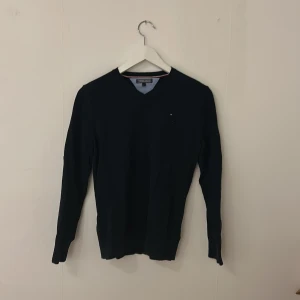 V-neck tröja - Skit snygg tröja som passa att ha över en skjorta eller pike. Tröja är i topp kvalite hör av er vid frågor