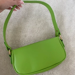 Handväska - Grön handväska från asos, aldrig använd