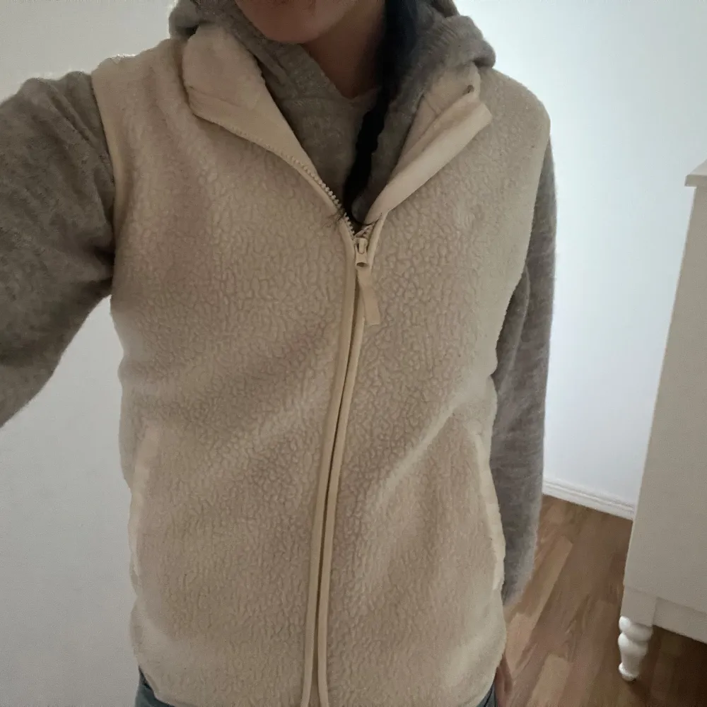 Köpte den förra året men använde inte alls mycket så den är fortfarande i bra skick. Supersnygg att ha nu på hösten🩷 Den har en liten fläck som inte syns när man har på sig västen, men den syns på sista bilden🩷 Priset kan diskuteras!. Muu.