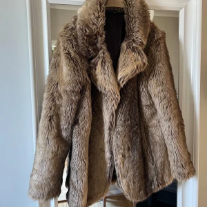 Jacka - As snygg fakepäls jacka som knappt är använd🎀 köptes för 700kr och är i väldigt fint skick! 