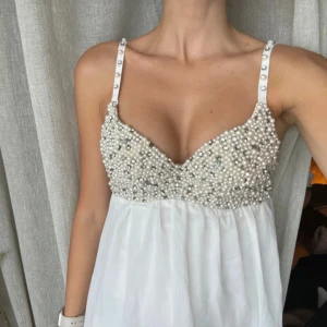 Vit klänning med pärlor och stenar - Avtagbar band, bysten är som en BH, vadderad med stöd, inte push-up. 