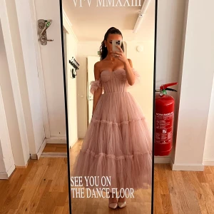 Milla klänning - Jag säljer min klänning i Södertälje. Den är i storlek XS men passar även S och M, eftersom storleken kan justeras med en inbyggd korsett.