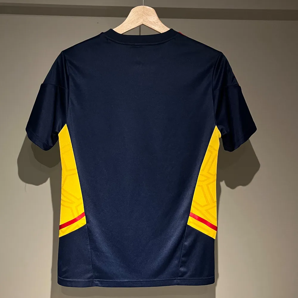 |Tja! Arsenal tröja.| Skick 9/10. Storlek L i barn (13-14y 164) passar XS.| Nypris: ca 700kr, mitt pris: 249kr.| Allt gött! Mvh, Elton💛|. T-shirts.