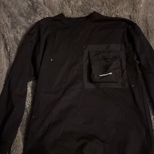 Långarmad me ficka på bröstet  - Storleken är från 13-14år är helt ny 