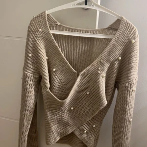  Stickad tröja -  Stickad tröja men med pärl detaljer jätte fin och tjock stickad ❤️tröjan är i storlek s sitter som en M 