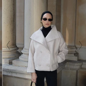 Kort dubbelbröstad kappa NAKD - En jättefin beige höst/vår kappa från NA-KD! Jag har använt den ett antal gånger men den är fortfarande i fint skick. Säljer pga av att jag köpt en annan jacka och vill variera men detta har klart varit en favorit i min garderob! Pris kan diskuteras!