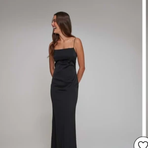 Balklänning satin  - Säljer min balklänning som endast är använd på min bal. Jättefin svart satin klänning med öppen rygg. Den var lite för lång på mig som är 156. 