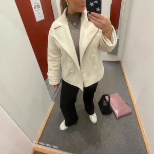 Design by si kappa - Detta är en design by si jacka som är vit/beige, storlek M/L. Nypris:800 Den är inte bra skick, den är lite nopprig men det går och få bort lätt. Jag kommer tvätta den innan och försöka noppra så bra det går vid köpet! Annars är den i ett bra skick!🩷