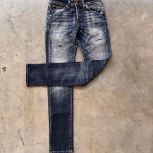 Jack and Jones jeans  - Ett par stört feta Jack and Jones jeans i storlek 28/32!🥳🥳🤩 De är helt nya!🤩 Säljer de för endast 570kr!🤩🥳🎉💸🤑 Vid minsta fundering så är det bara att kontakta mig!!🏆🤩🔥🤑💸