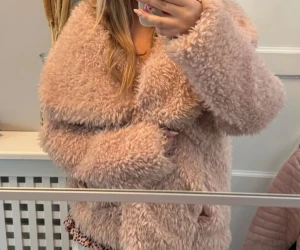 Teddyjacka  - BYTA ELLER KÖP 🩷 köpte för bara någon vecka sedan men den var för stor så vill antingen byta mot ngt liknade / en teddyjacka eller sälja 🩷🩷 hör av er vid frågor 