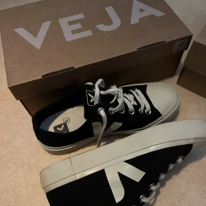 Veja sneakers - Köpta på NK för 1499kr Finns og förpackning och kvitto Använda enstaka gånger  