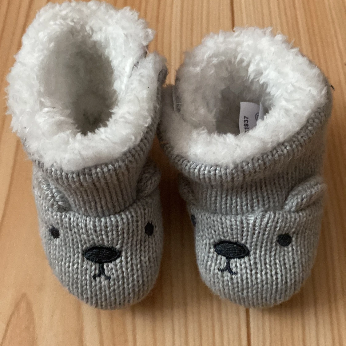 Grå stickade babysockor från Newbie - 91