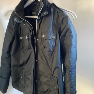 Field jacket - Säljer min esprit field jacket som är perfekt för hösten. Skicket är 9/10 på jackan. Storleken på jackan är S. Nypris ligger på ca 899. Här av mer vid minsta fundering.