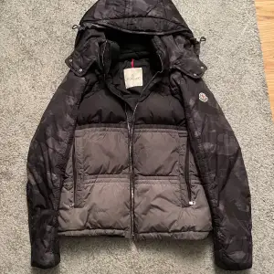 Kollar intresset för denna feta Moncler vinterjacka (säljer för rätt pris) modell breitman giubotto camo storlek 2/m men sitter mer som en s riktigt fet och i väldigt bra skick utan hål osv 