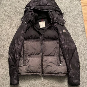 Moncler breitman giubotto - Kollar intresset för denna feta Moncler vinterjacka (säljer för rätt pris) modell breitman giubotto camo storlek 2/m men sitter mer som en s riktigt fet och i väldigt bra skick utan hål osv 