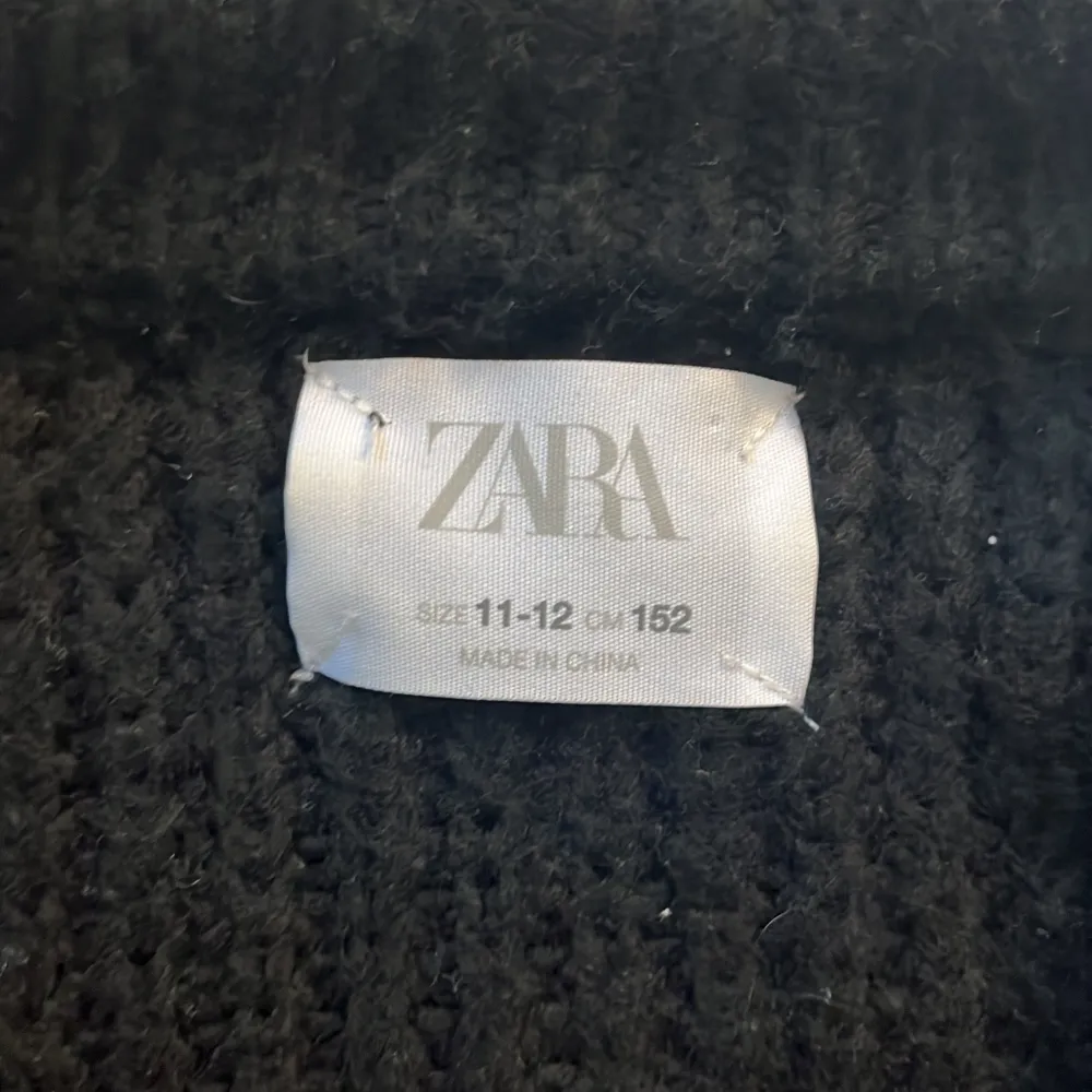 Säljer en superfin svart stickad kofta från Zara. Den har glittriga detaljer på ärmarna som ger en extra touch. Perfekt för höst och vinter när man vill vara både varm och stilren. Koftan har knappar framtill och är i ett mjukt material som känns skönt mot huden.. Neuletakit & Villapaidat.