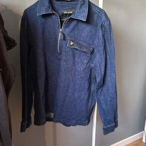 Helt oanvänd Lyle and Scott jeans jacka/overshirt. Priset ej hugget i sten, skriv om du har några funderingar eller frågor!