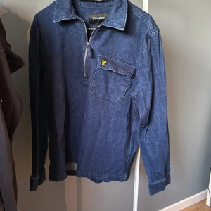 Lyle and scott jeans jacka - Helt oanvänd Lyle and Scott jeans jacka/overshirt. Priset ej hugget i sten, skriv om du har några funderingar eller frågor!