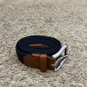 Jack & jones flätat bälte - Säljer detta feta bälte från Jack and jones, skick: 6,5/10. Finns tecken på användning men inget som syns när man har på sig det.