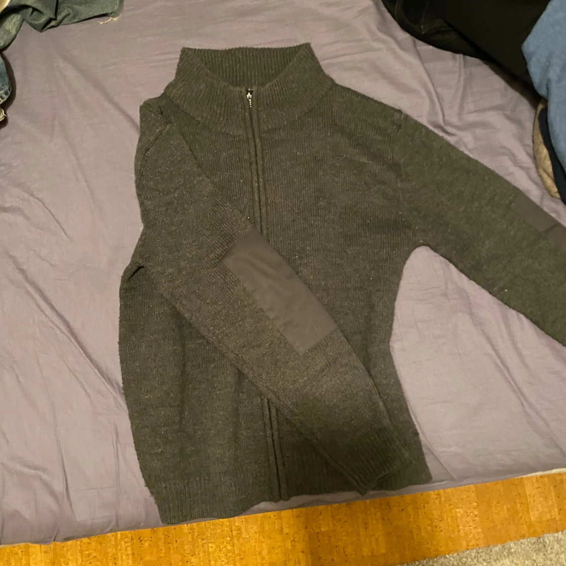 Grå stickad zipup - 90