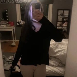 Jättemysig tommy hilfiger tröja! - super super mysig tommy hilfiger tröja i storlek S! säljer då den är lite stor, för referens är jag 163 p väger ish 55 . Köpt för 400 kr säljer för 149💗