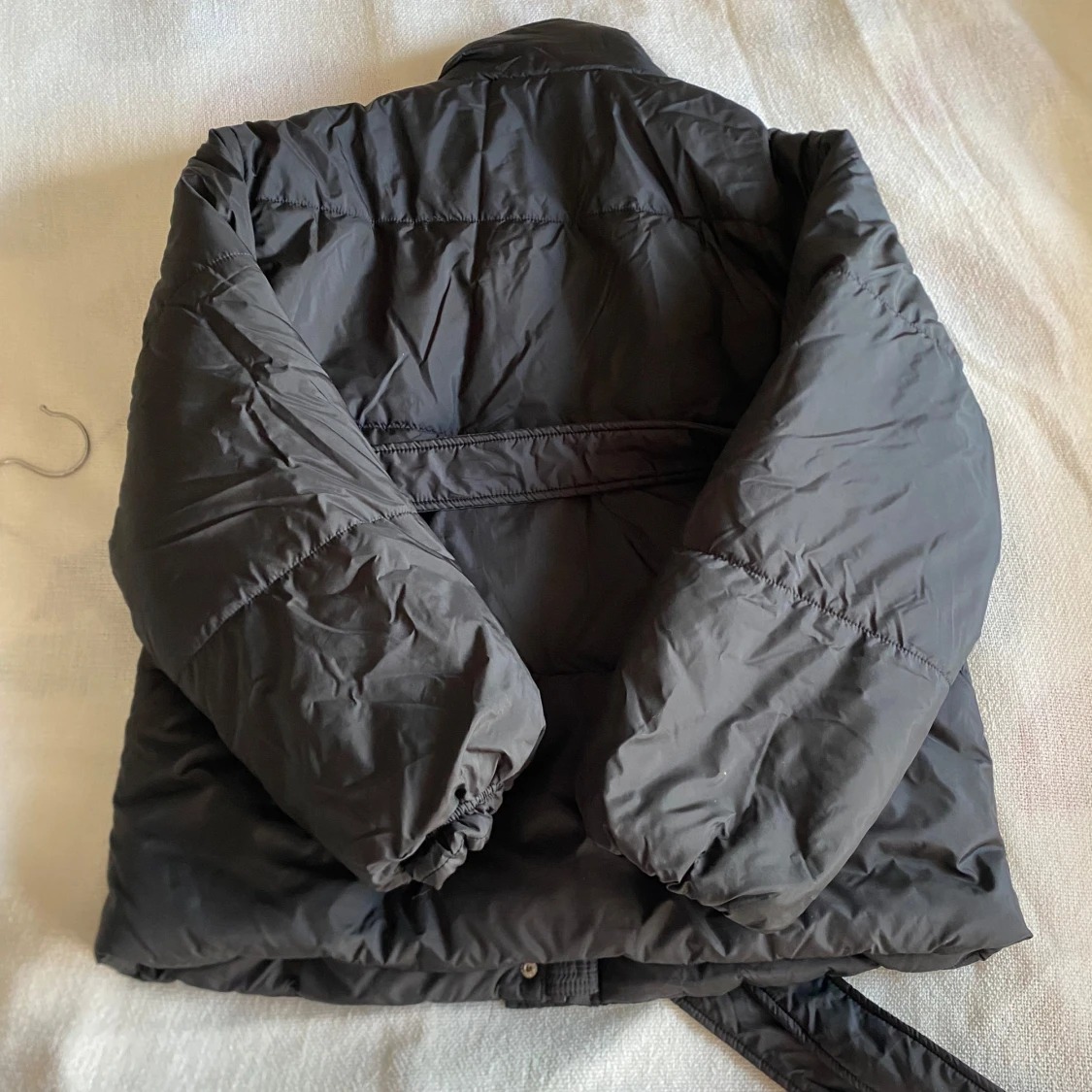 Kort svart vaderad  jacka med rep  - 92