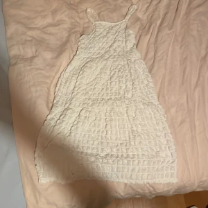 Klänning  - Vit klänning från zara. Använd 1-2 gånger, inga defekter 