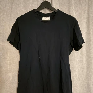 T-shirt Mango - En v ringad T-shirt från Mango i ganska bra skick. 