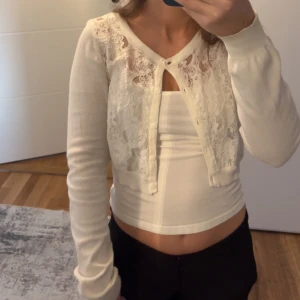 Söt kofta med spets - Den är ganska ny men den är från barnavdelningen så den hade passat om ni är storlek xs/s